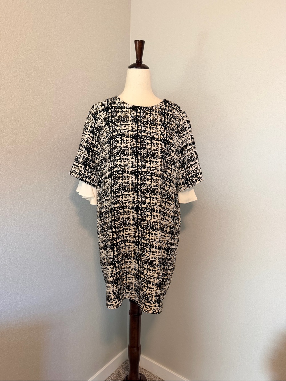 McGinn Black & Cream Textured Tunic Shift Dress with Layered Ruffle Cuffs - Size